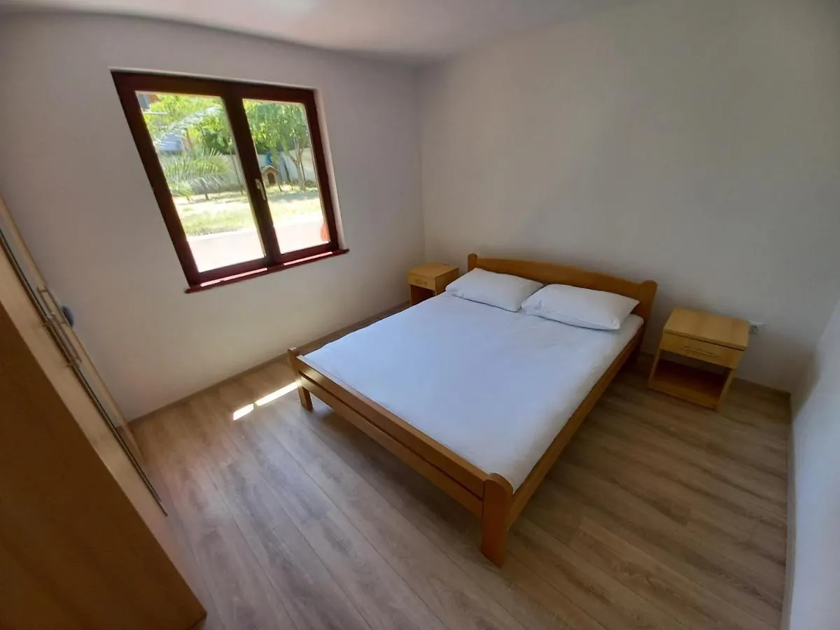 Apartments Lungo Pola 0*,